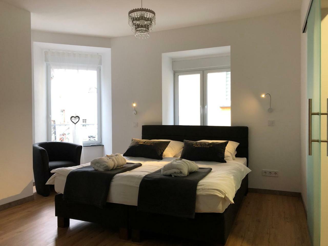 Eifel5star - Burgfriedstraße Apartment *